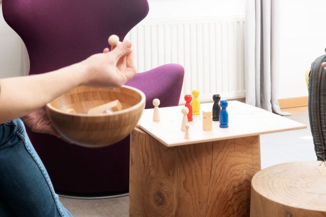 Spielfiguren eines Brettspiels in der Therapiesitzung