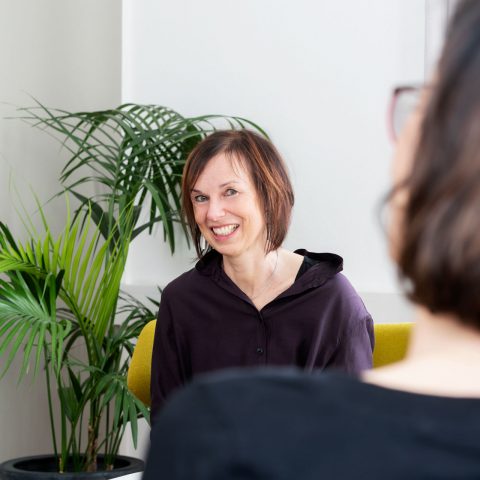 Dr. Müllner in der Therapiesitzung mit einer Patientin